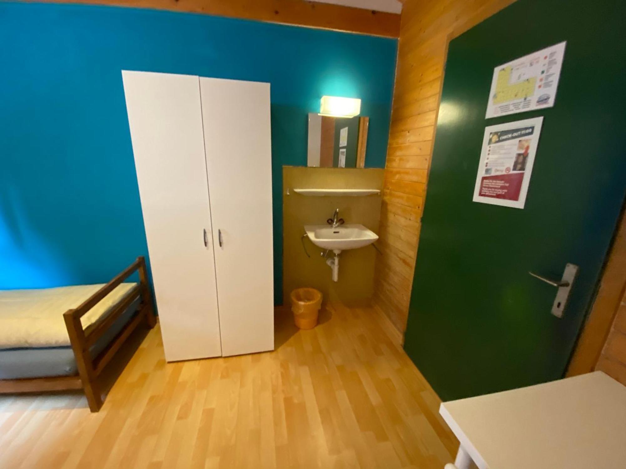 Alpine Base Hostel - Adults Only Lauterbrunnen Exterior photo